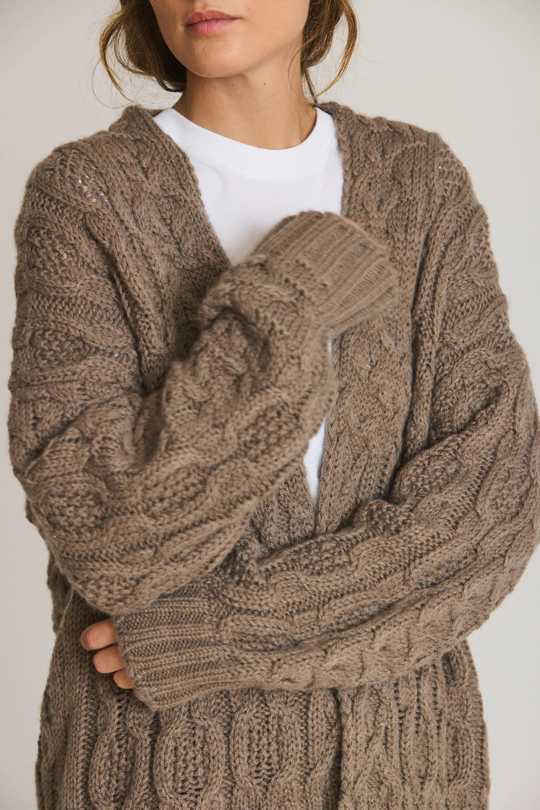 CHAQUETA PUNTO TRENZADA TOPO