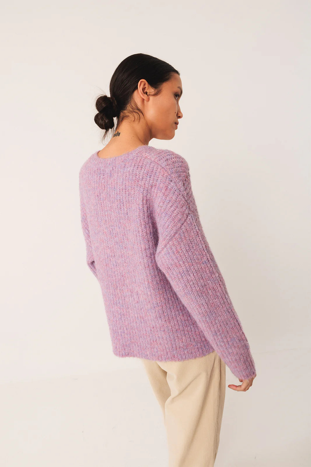 CHAQUETA CON DETALLES DESAGUJADOS MALVA