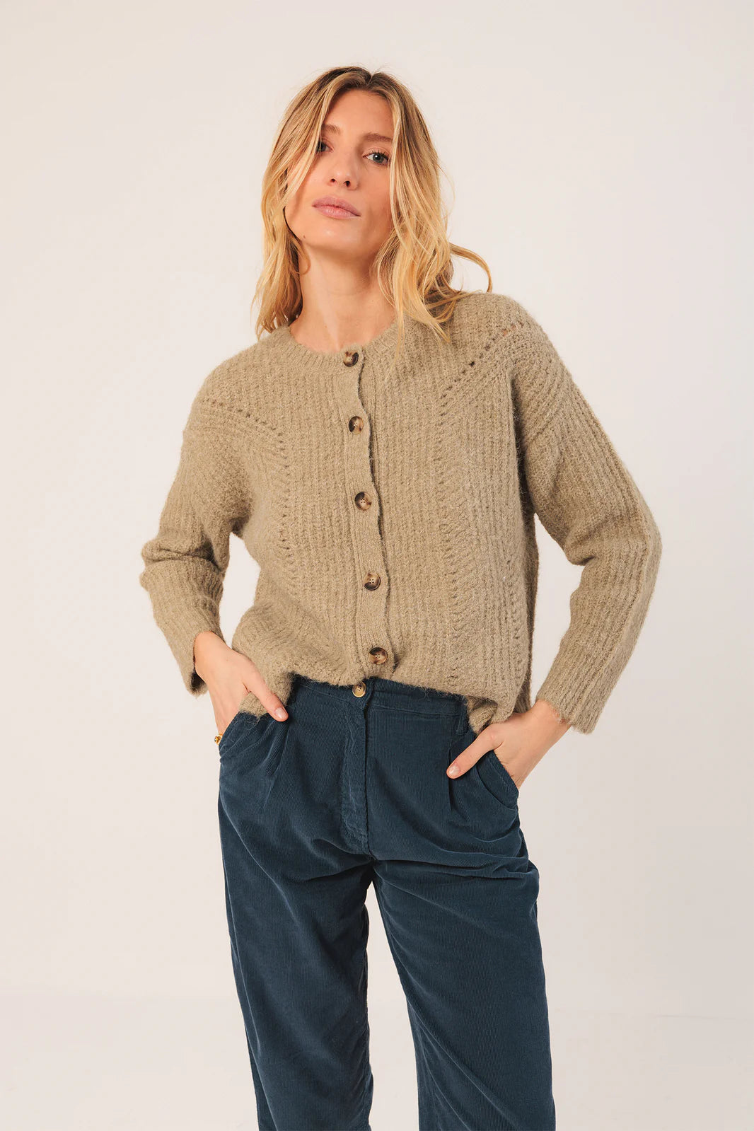 CHAQUETA CON DETALLES DESAGUJADOS MENTA